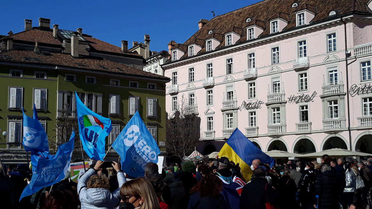Manifestazione pro Ucraina in piazza Walther a Bolzano il 26 febbraio 2022