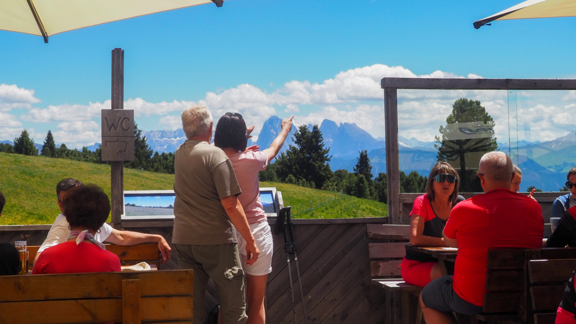 Von der Terrasse geht der Blick zu den Dolomiten