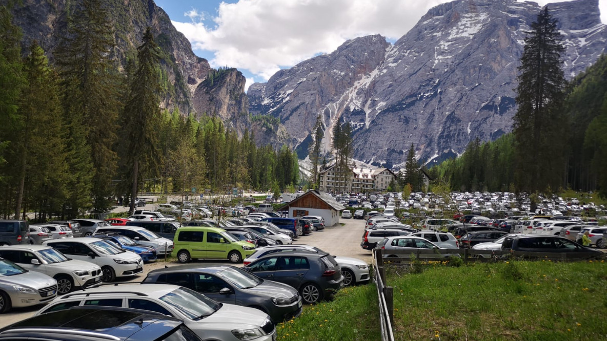 Voller Parkplatz auch ohne Touris: Südtiroler stürmen in Coronazeiten den Pragser Wildsee