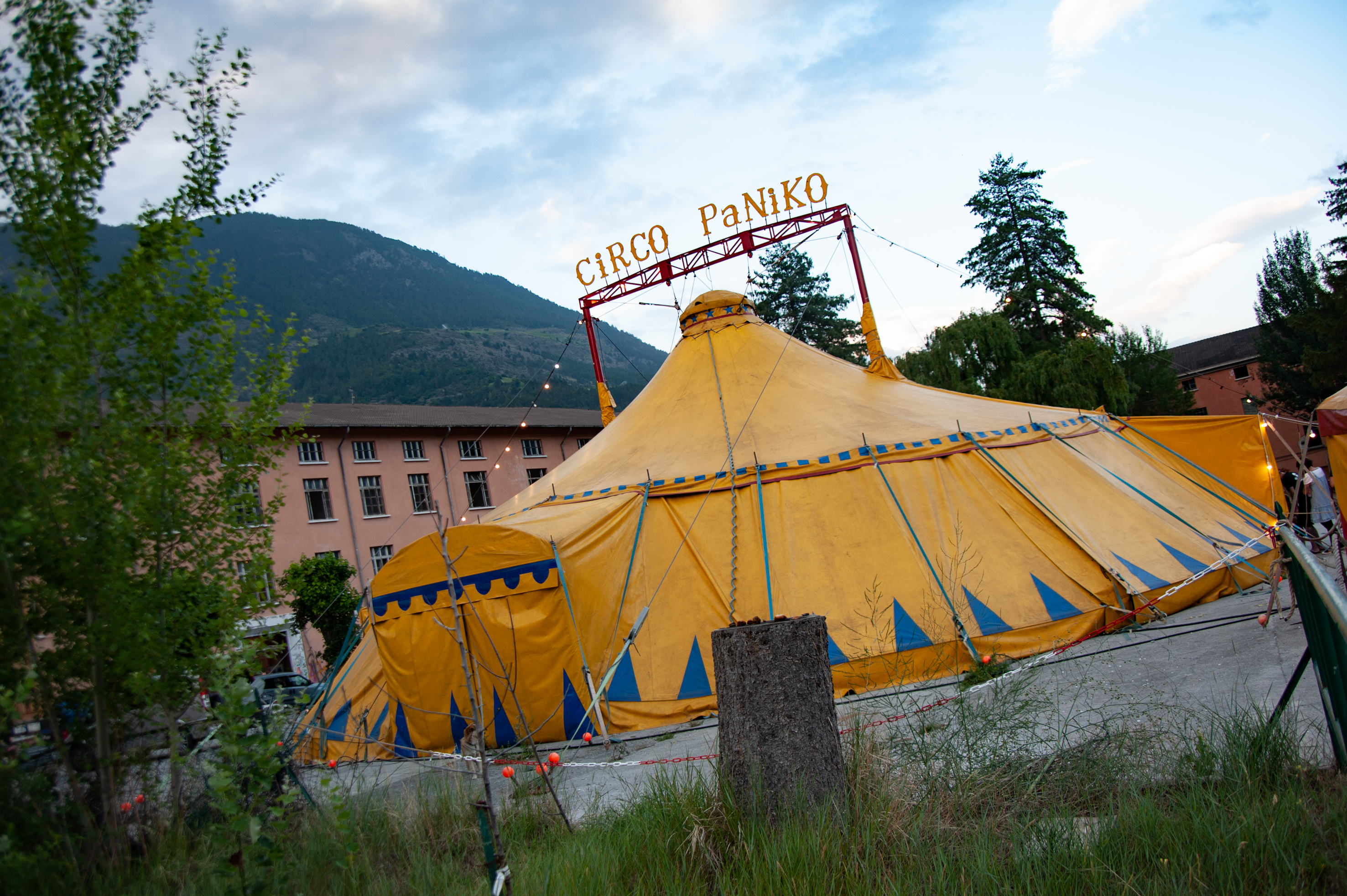 Ist nur noch dieses Wochenende auf dem Gelände der BASIS Vinschgau Venosta zu Gast: Der „Circo Panico” wird dann seine Zelte wieder abbauen.