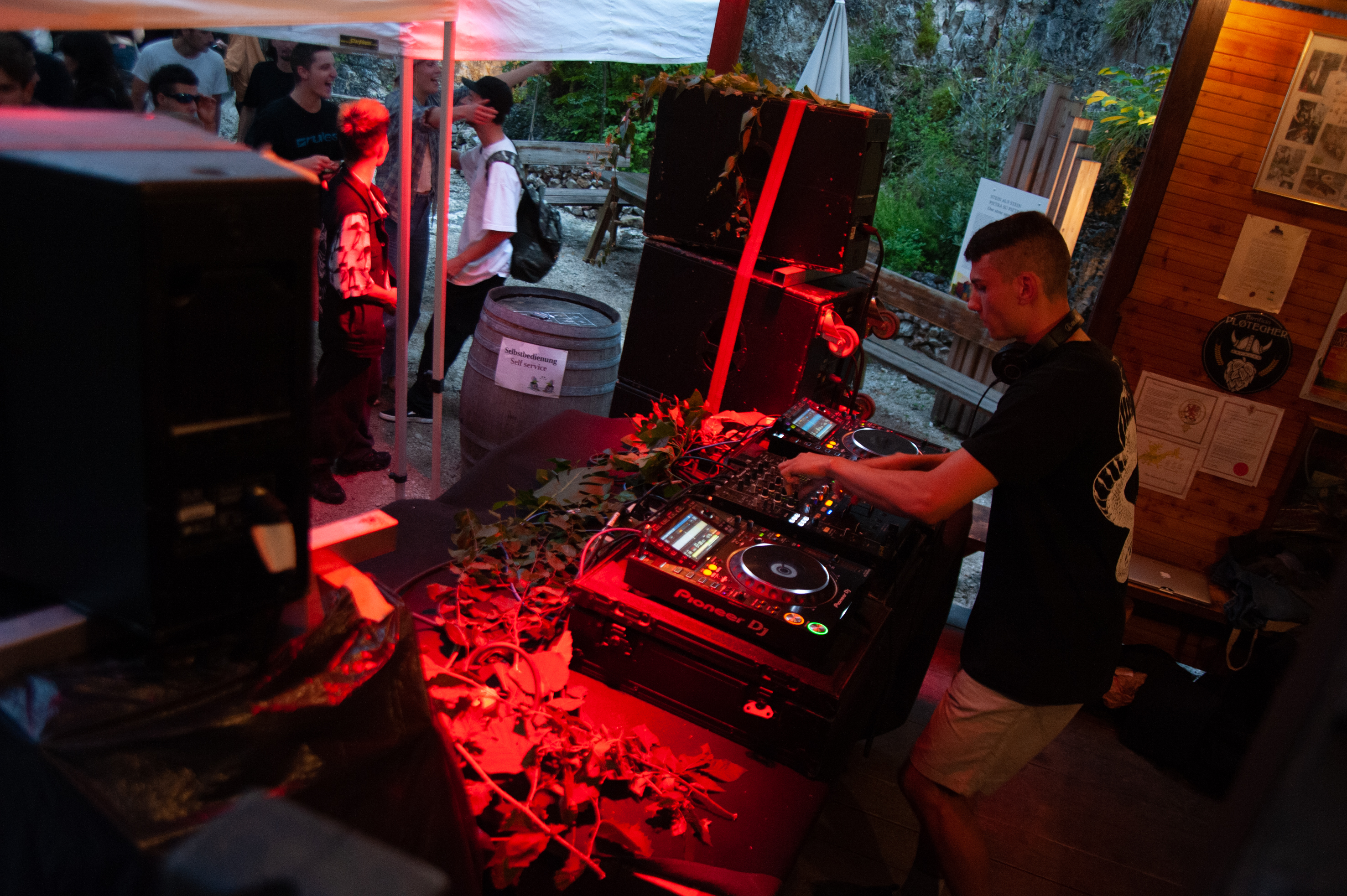 Steigt für das Bozner Scum Collective in den „Streaming-Ring”: Der junge Techno-Producer DJ Lint, hier bei einer Techno-Party auf der Haderburg bei Salurn im Sommer 2021.