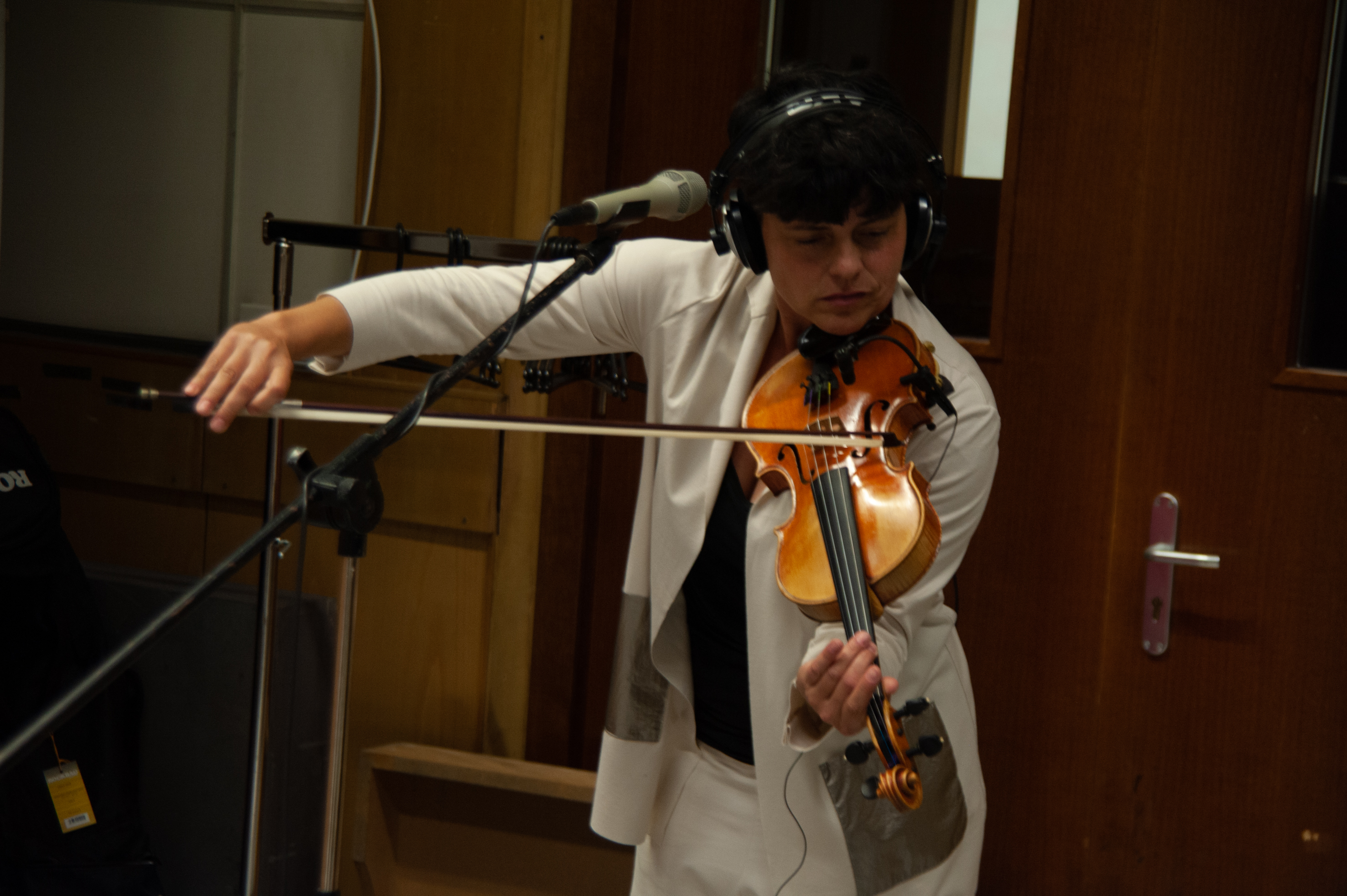 Maria Craffonara (Stimme und Violine) - Donauwellenreiter live im Auditorium der RAI Südtirol (24. Juni 2021).
