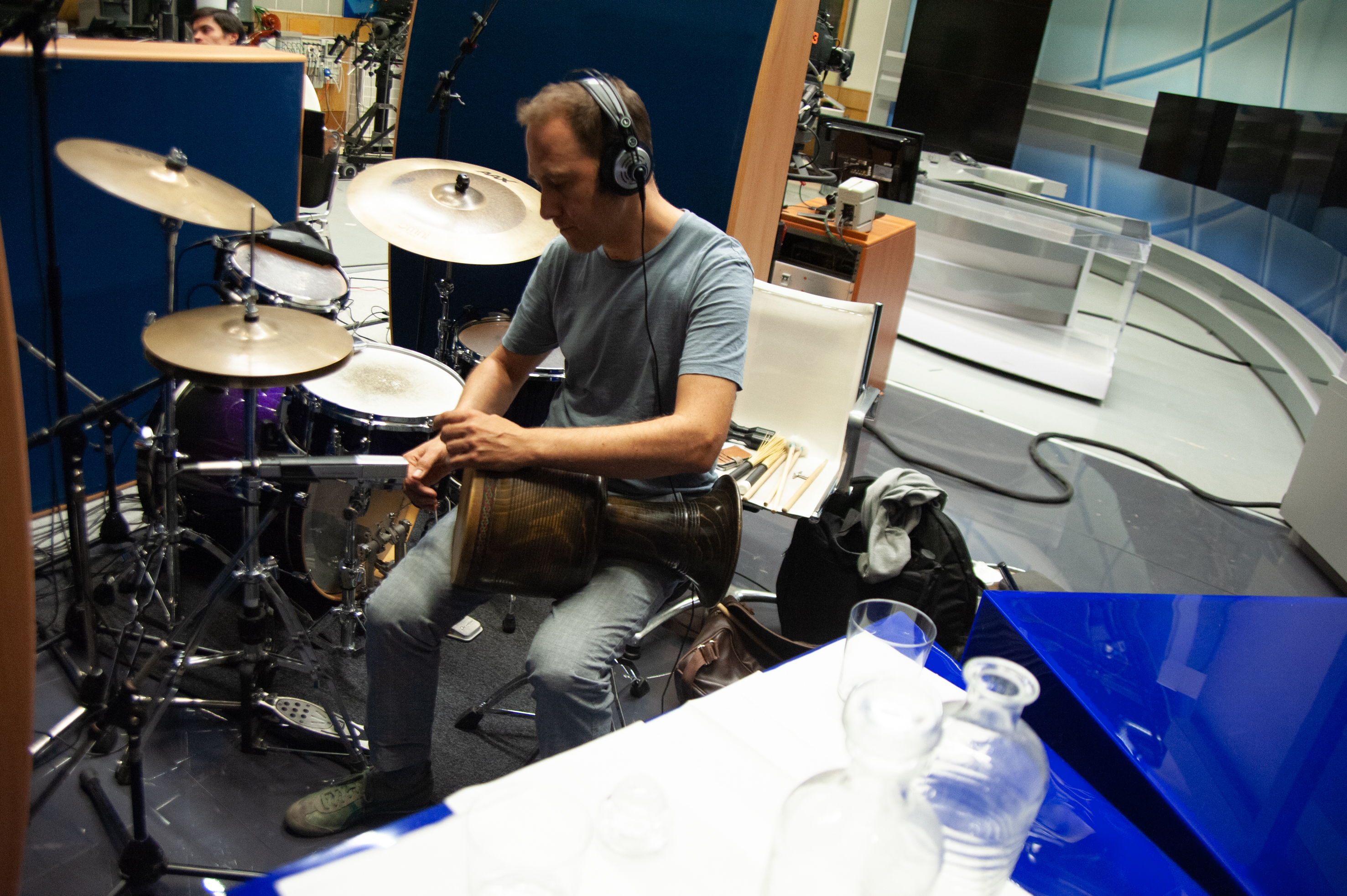 Jörg Mikula mit der persischen Trommel Tombak - Donauwellenreiter live im Auditorium der RAI Südtirol (24. Juni 2021).