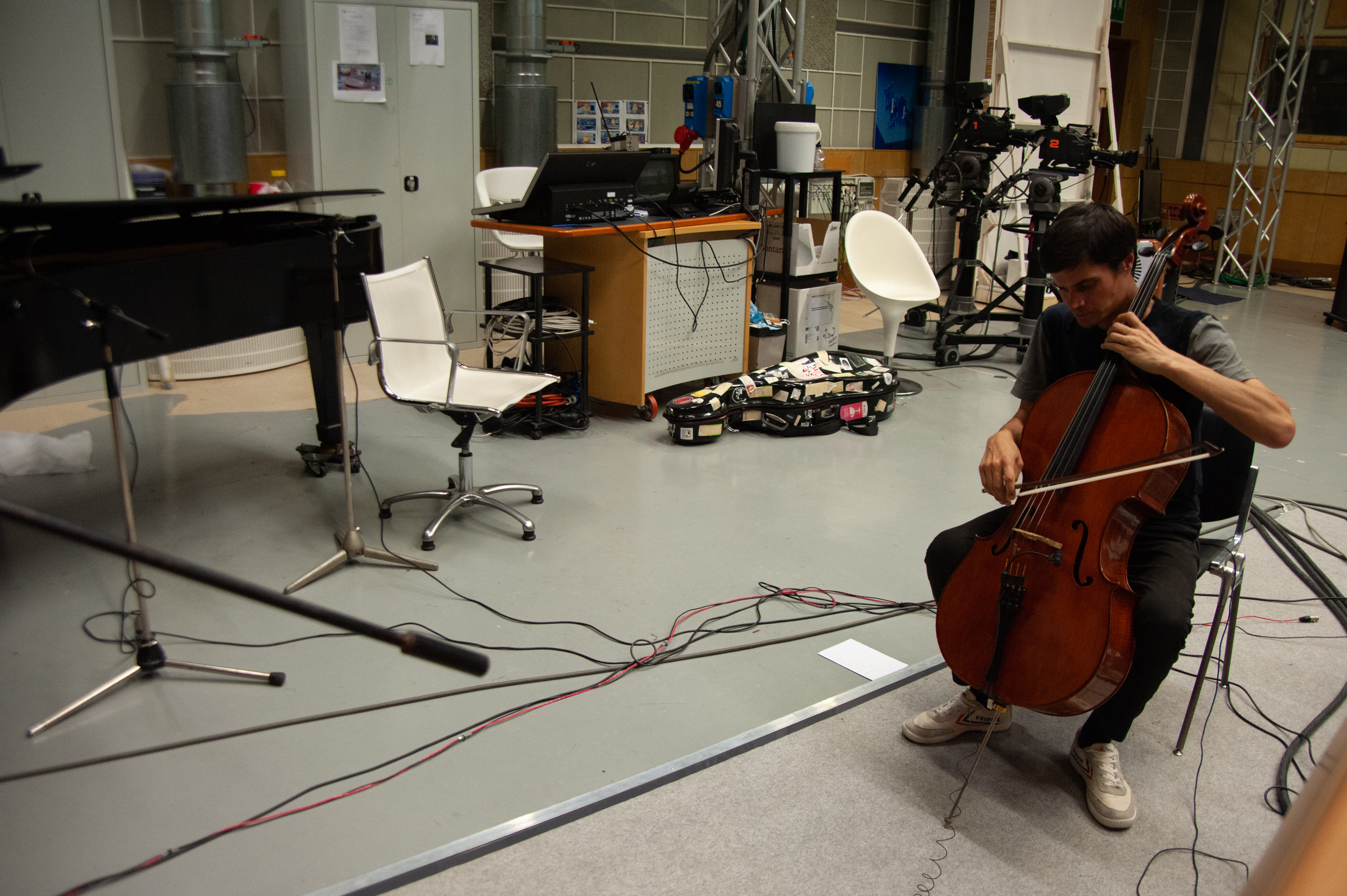 Lukas Lauermann (Cello) - Donauwellenreiter live im Auditorium der RAI Südtirol (24. Juni 2021).