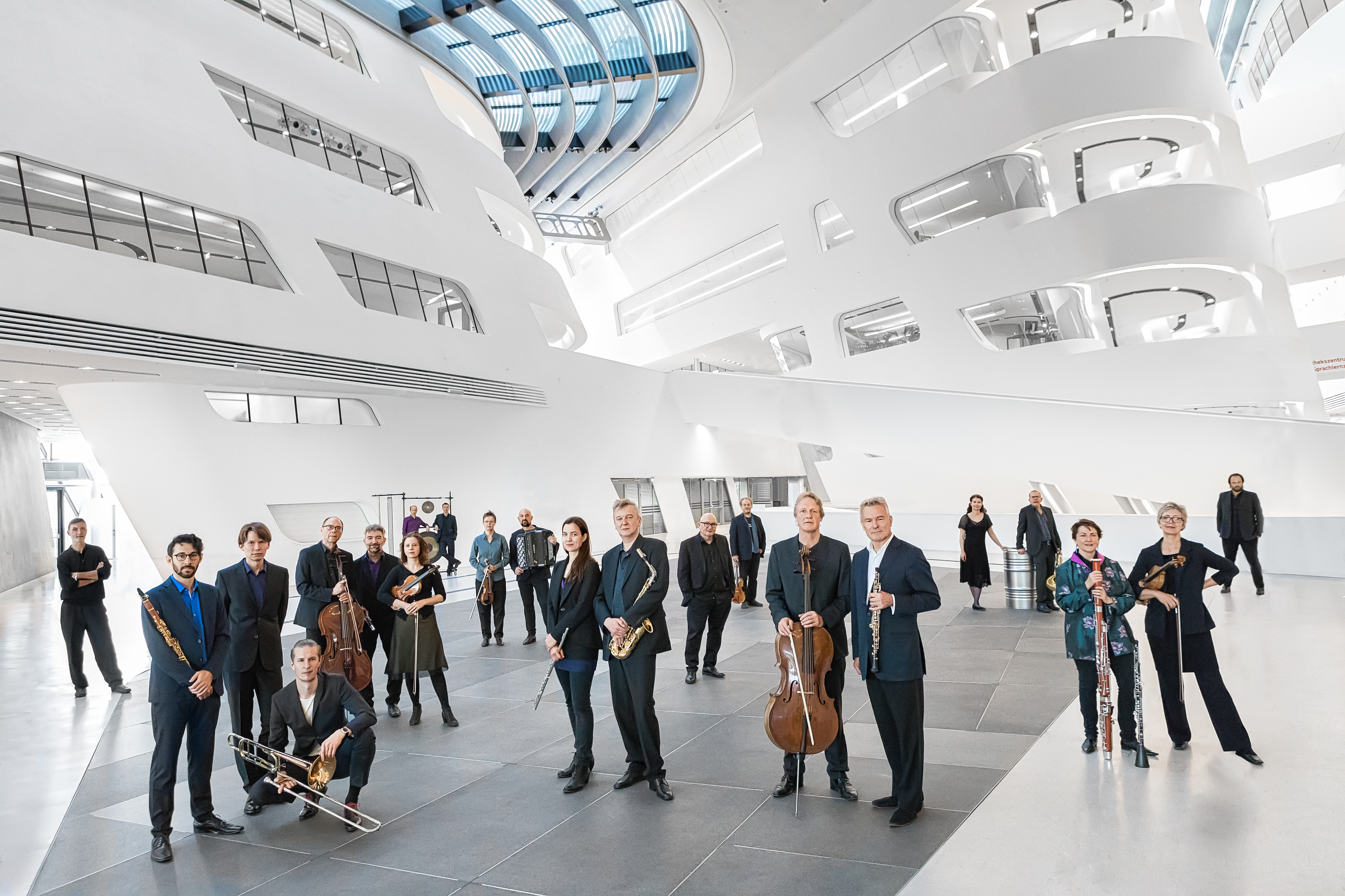 Das Ensemble Klangforum Wien wird heute Abend Werke der beiden jungen Südtiroler Komponisten Simon Öggl und Hannes Kerschbaumer in Toblach uraufführen.