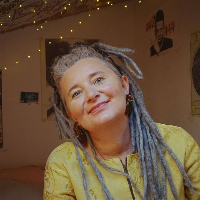 Geena B. Valentine und ihr Bandmaskottchen: Rasta-Projekt in grau