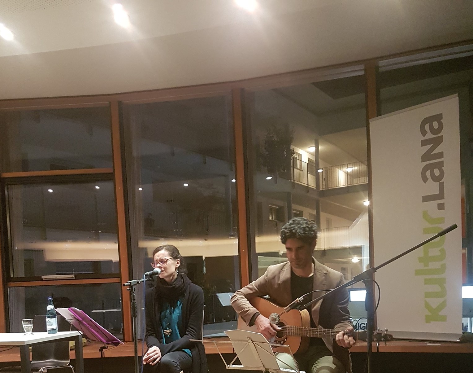 Poesie und Engagement, in ihren Songs verbinden sich zwei der wichtigsten Elemente der Musik: Pedron und Muscolino 2019 bei einer Veranstaltung in Lana.