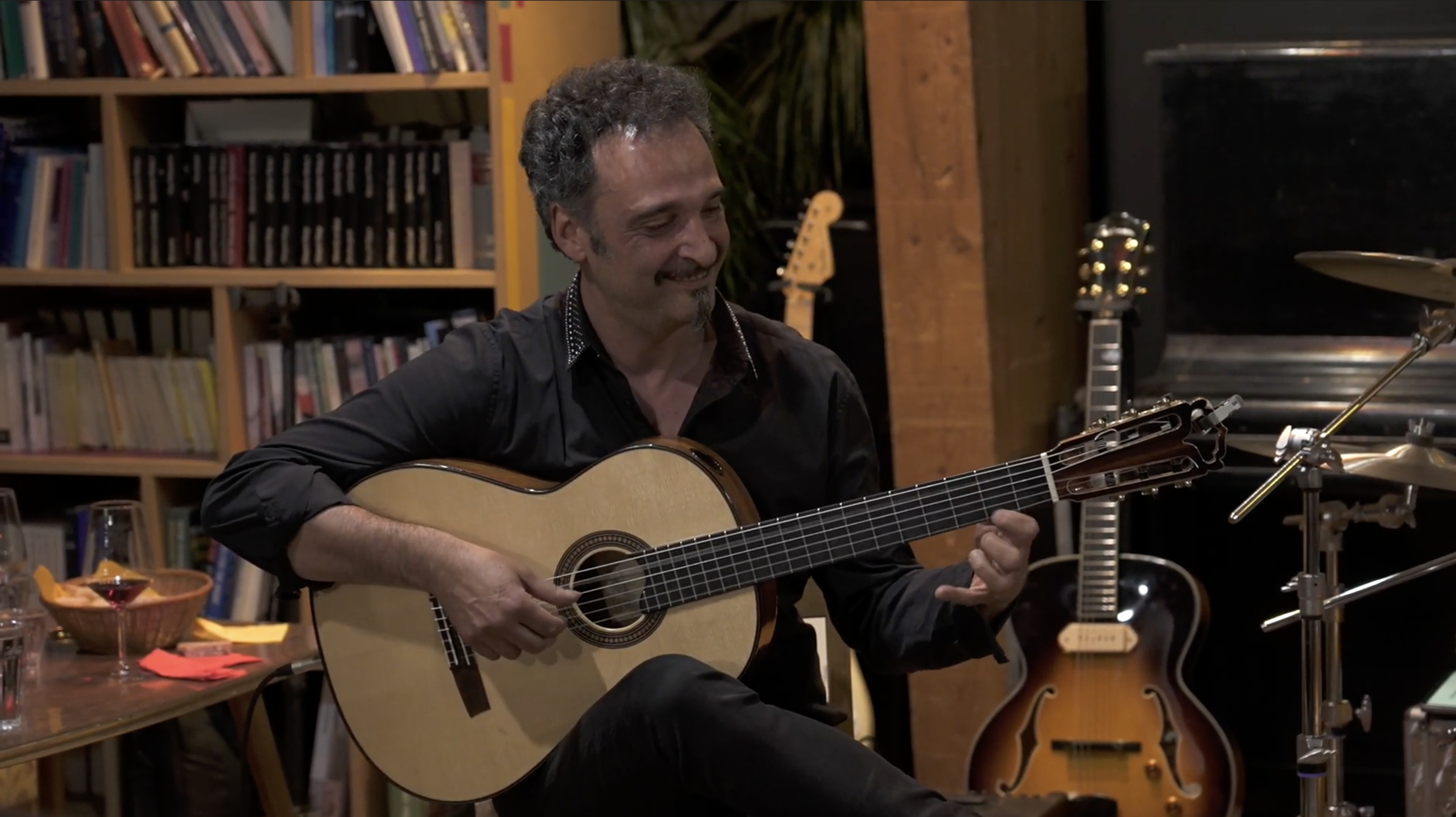 Mit einem nahezu konstanten Lächeln auf dem Gesicht: Der Gitarrist Manuel Randi während seinem Gig im Stanglerhof in Völs, den er mit seinem Manuel Randi Trio hat.