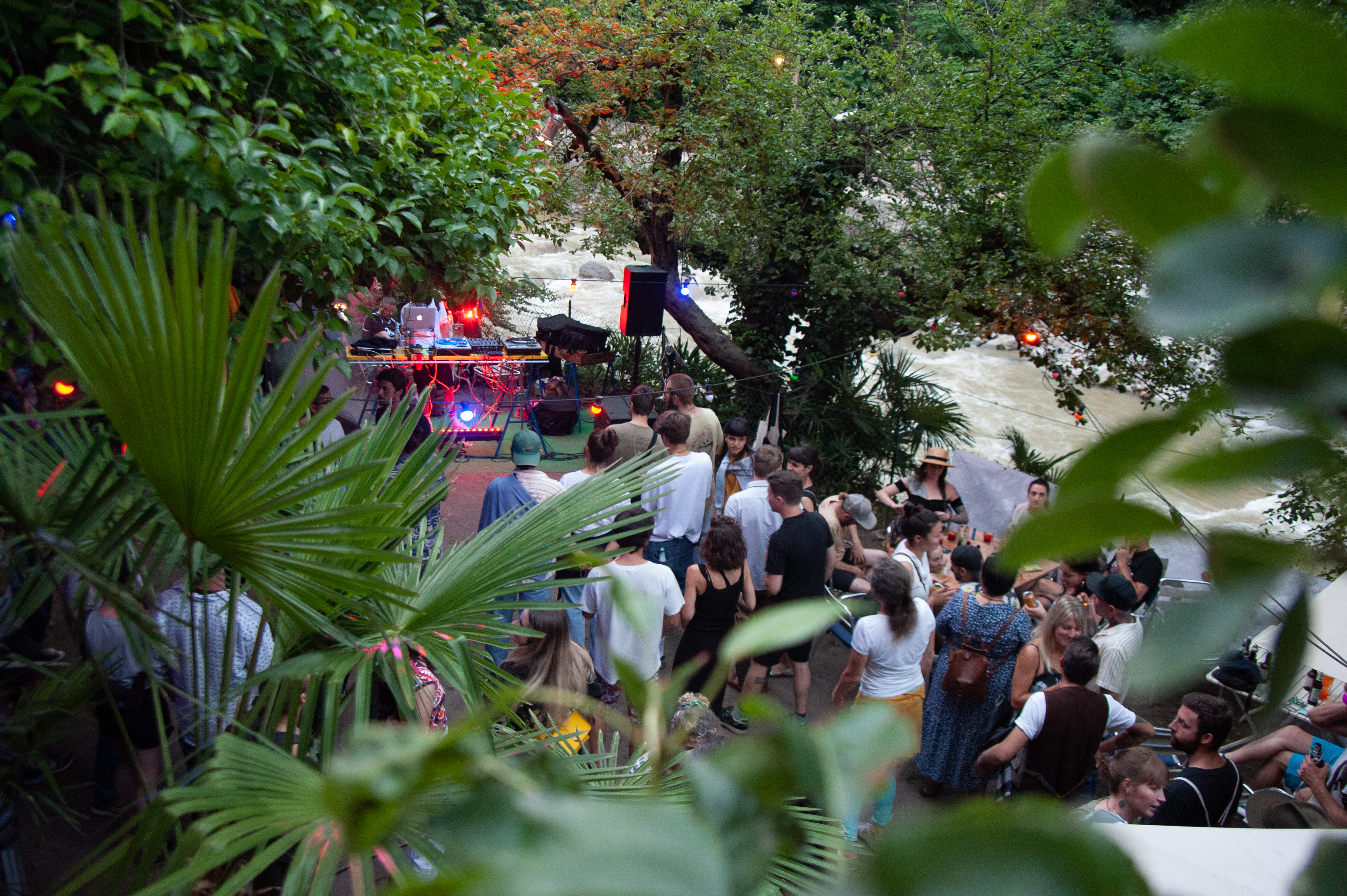 Wenn das Wetter passt, und es sollte theoretisch passen, dann ist es eine optimale Live-Location: Die Meteo Beach Bar, als wir vor einigen Wochen da waren.