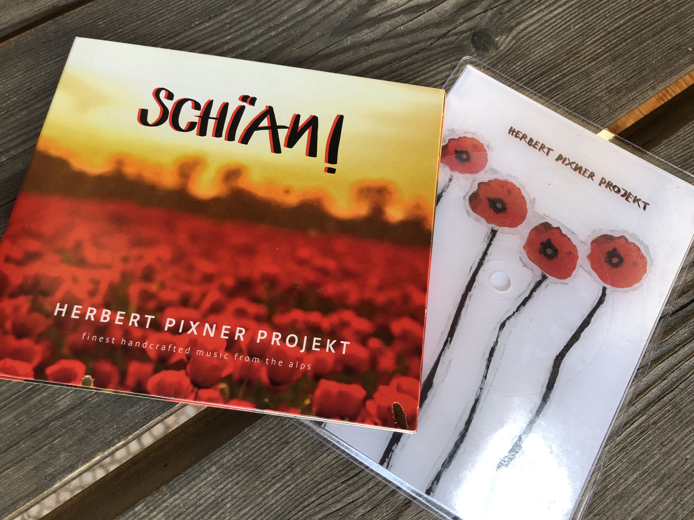 Das Vinyl für „Schïan!” wird erst später kommen: Neben der CD und dem digitalen Download gibt es auch „Vinyl-Postcards” mit dem Song „Poppy”, Streaming-Code und Artwork von Benno Simma.