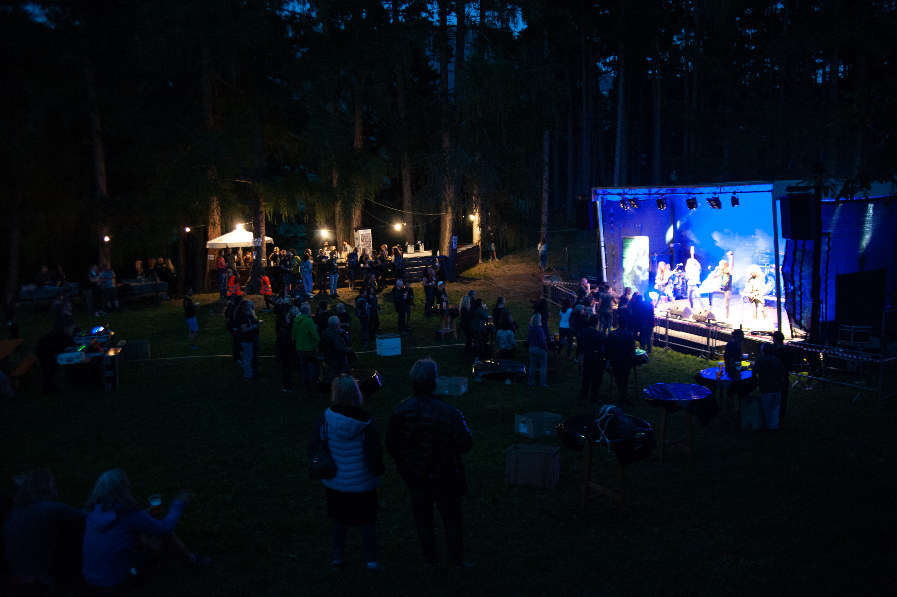 Die Atmosphäre mitten iim Vinschgauer Wald war stimmig: Liquid Steel spielten sich mit ihrem Set 2021 in die Dämmerung des Festivals..