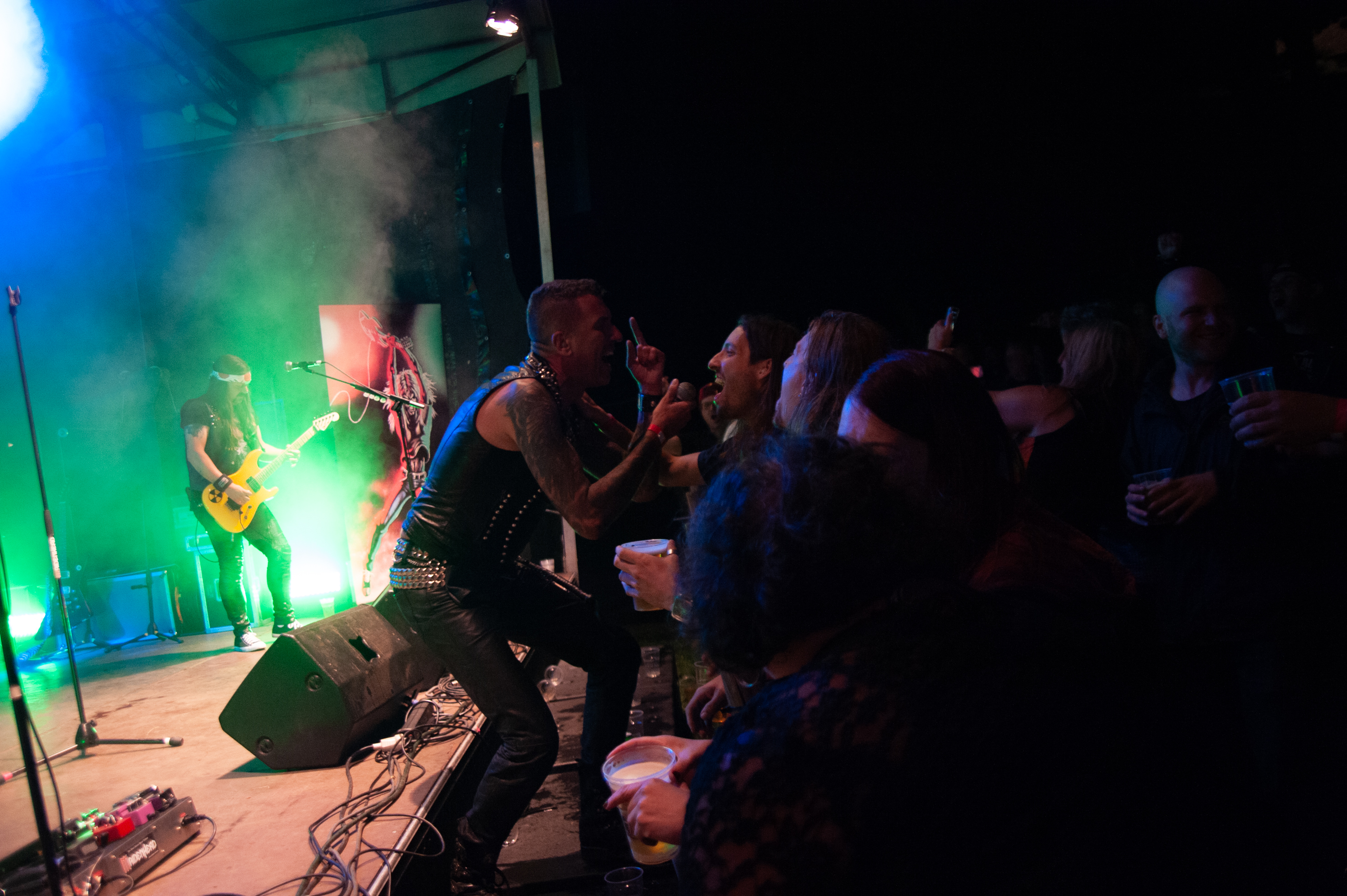 Die klassische Metal-Crowd vor der Bühne: Metal- und Hardrock-Open Airs sind im Prinzip stets eine gute Fete, für die Bands und für das Publikum.