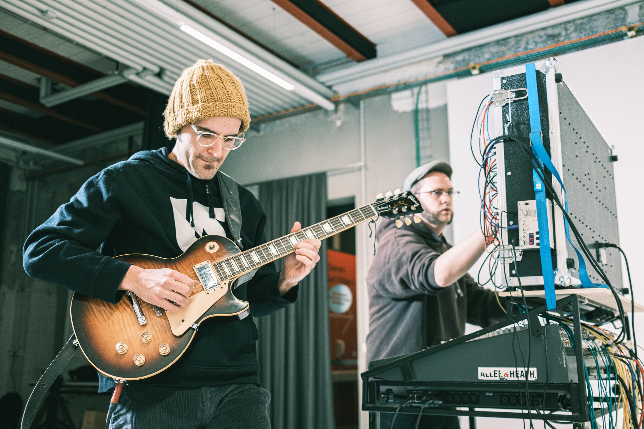 Analoge elektronische Musik mit Jam-Charakter: Lukas Mariacher (hier an der Gitarre) und Philip Unterholzner (am modularen Synth).
