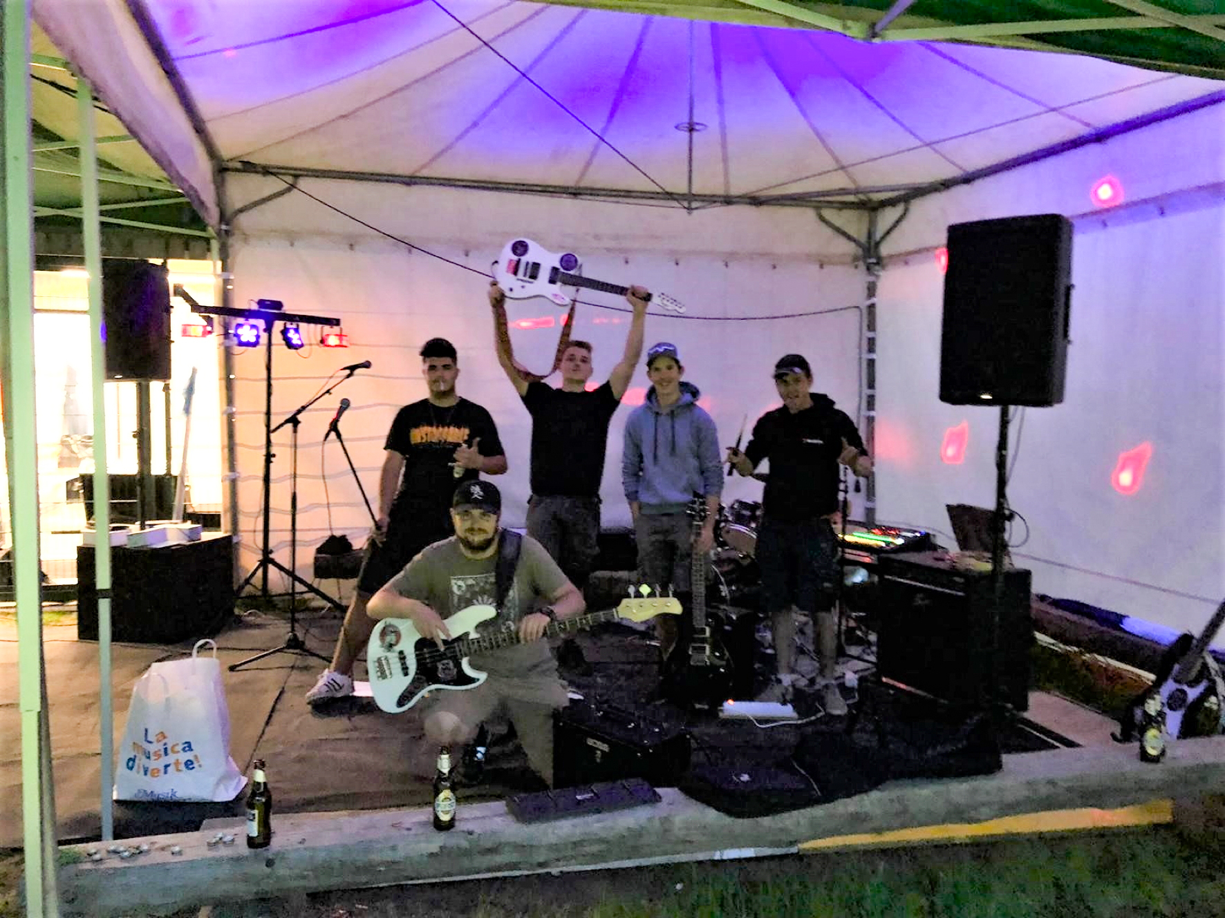 Streunen seit Herbst letzen Jahres zwischen Proberaum und Bühne: Die junge Tierser Rockband The Straydogs.