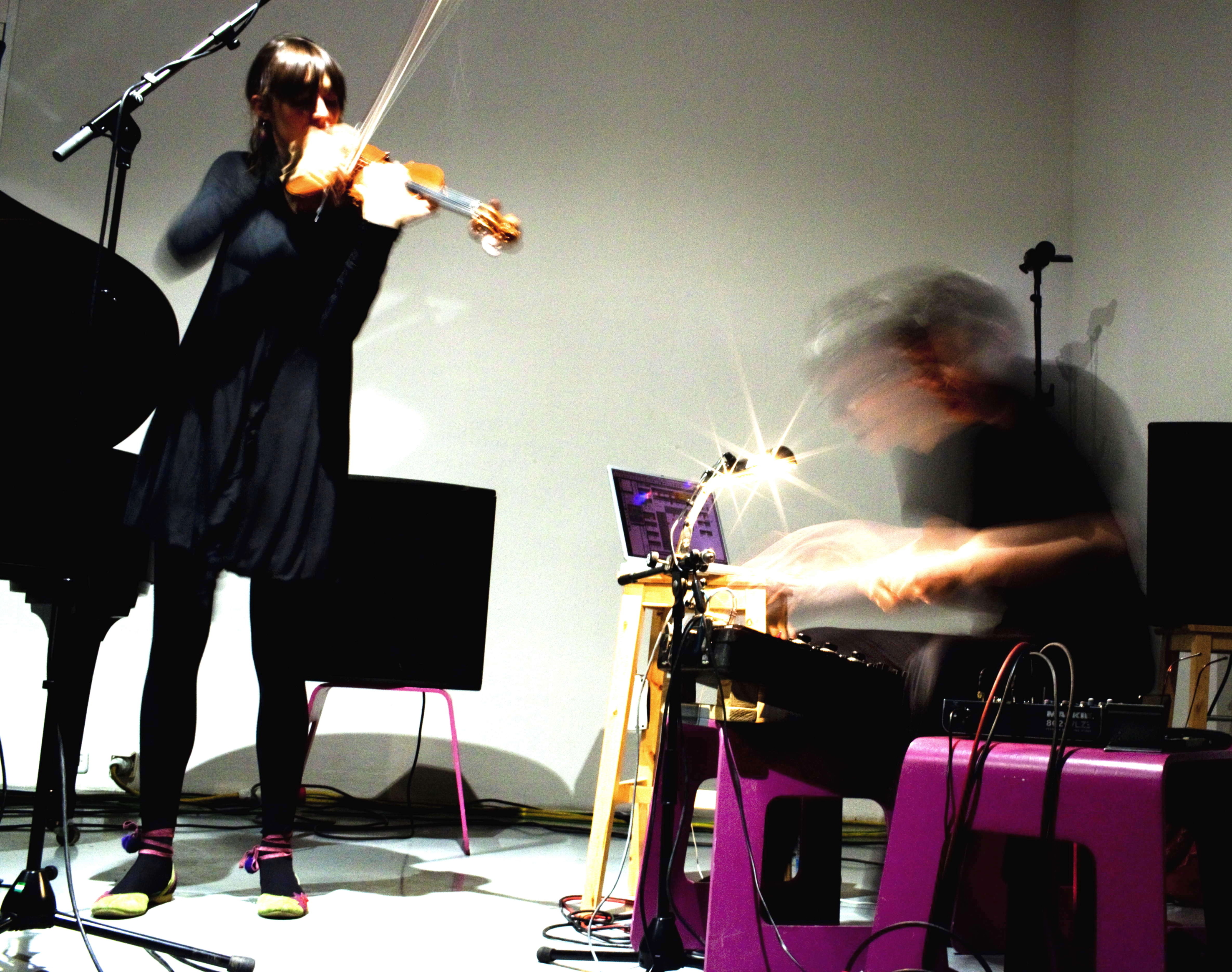 Sind Teil der ersten Auflage des „ImproVestiVal” im Astra in Brixen: Tiziana Bertoncini (Violine) und Thomas Lehn (Electronics).