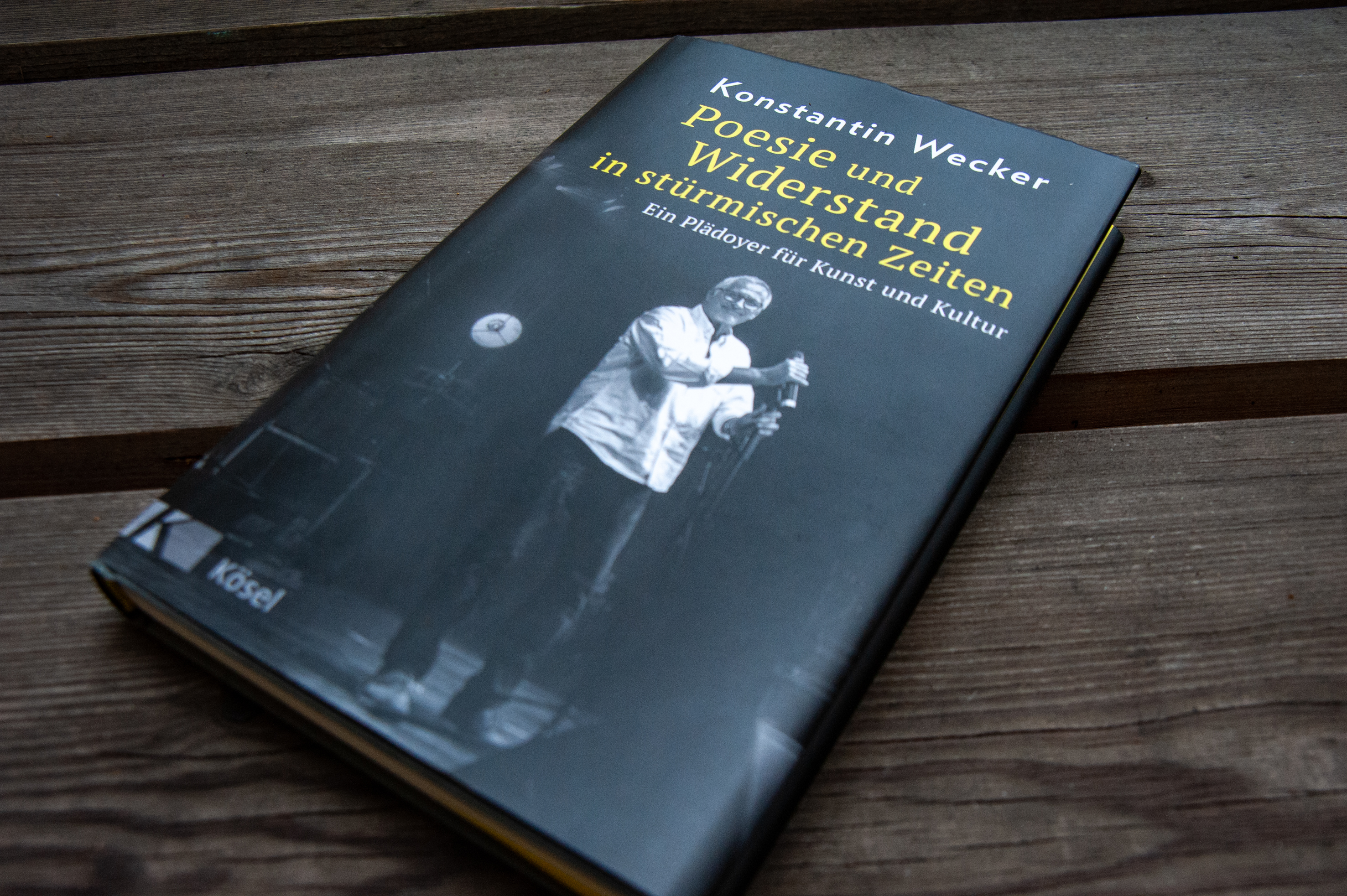 Zeichnet die Zeit zwischen März 2020 und Juni 2021 nach: Weckers jüngstes Buch „Poesie und Widerstand in stürmischen Zeiten” (Kösel Verlag)