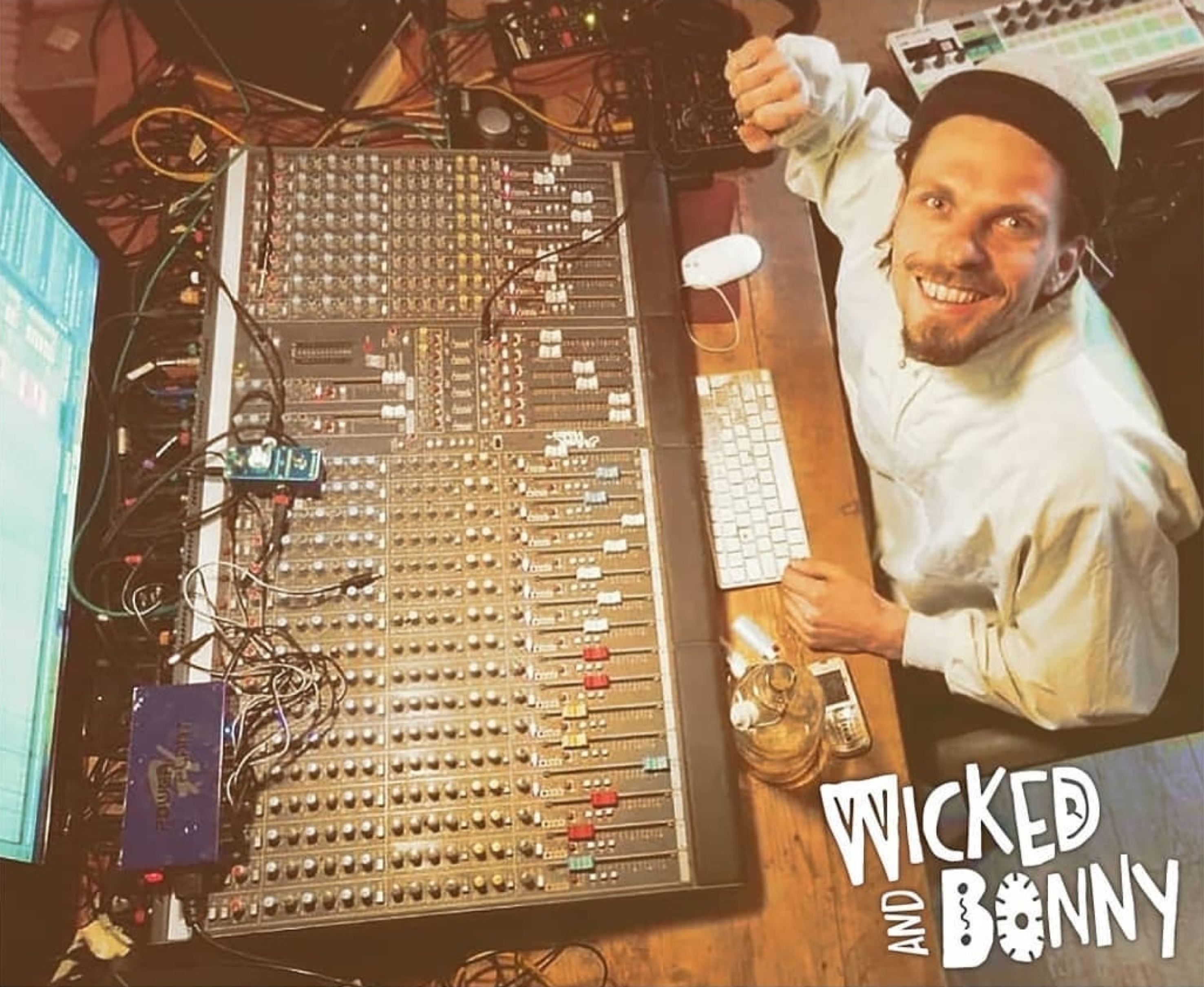 Markus „Maggu“ Mair produziert seine Songs in seinem Studio in Schlanders: Als Wicked And Bonny hat er im Laufe der Jahre einen wiedererkennbaren Sound entwickelt. 