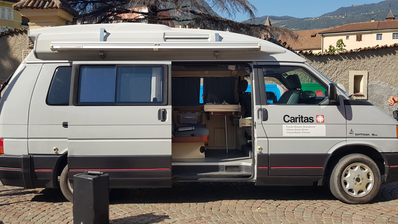 Camper des Caritas-Dienstes Bahngleis7