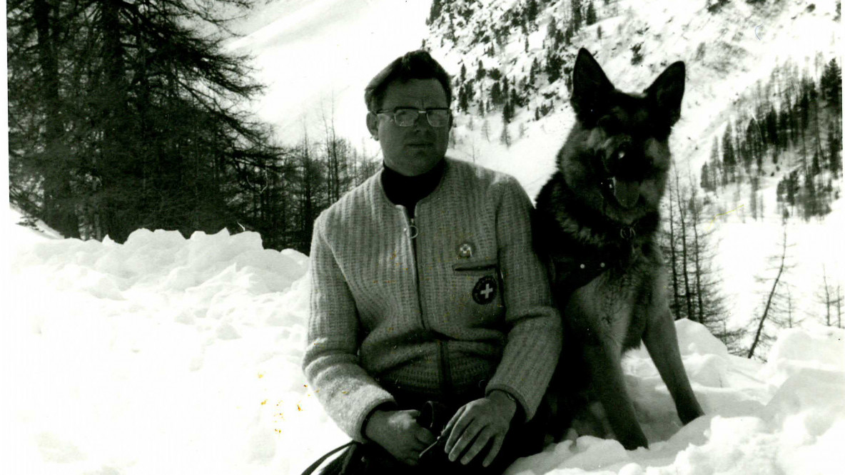 Don Josef Hurton nella neve con il suo cane