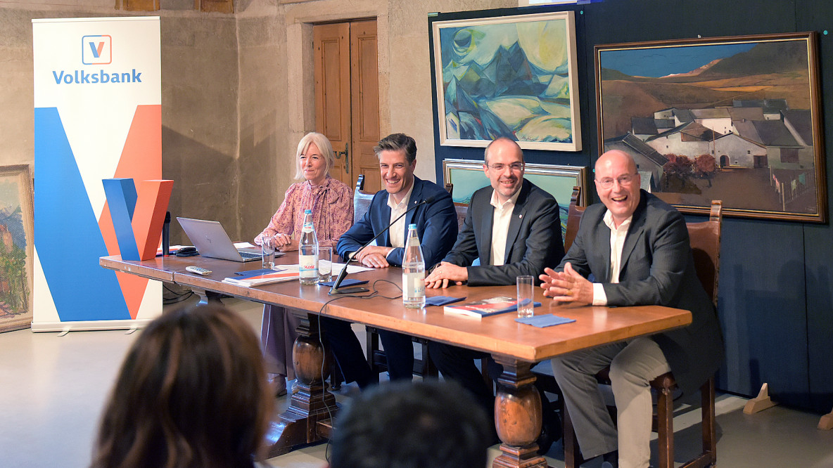 Alexa Falk, Verantwortliche Corporate Communication der Volksbank, Georg Mair am Tinkhof, Vizegeneraldirektor der Volksbank, Lukas Ladurner, Präsident der Volksbank und Stefano Consolati, Auktionsleiter des Auktionshauses Bozner Kunstauktionen.