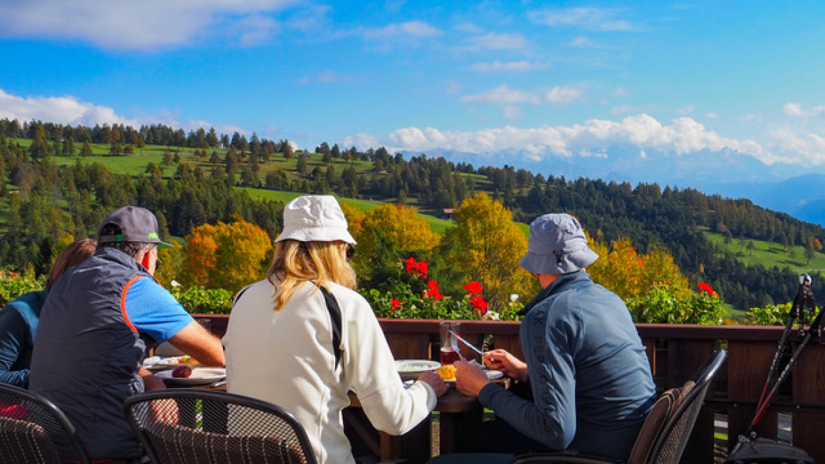 Letzte Herbstsonne auf dem Balkon mit Dolomitenblick