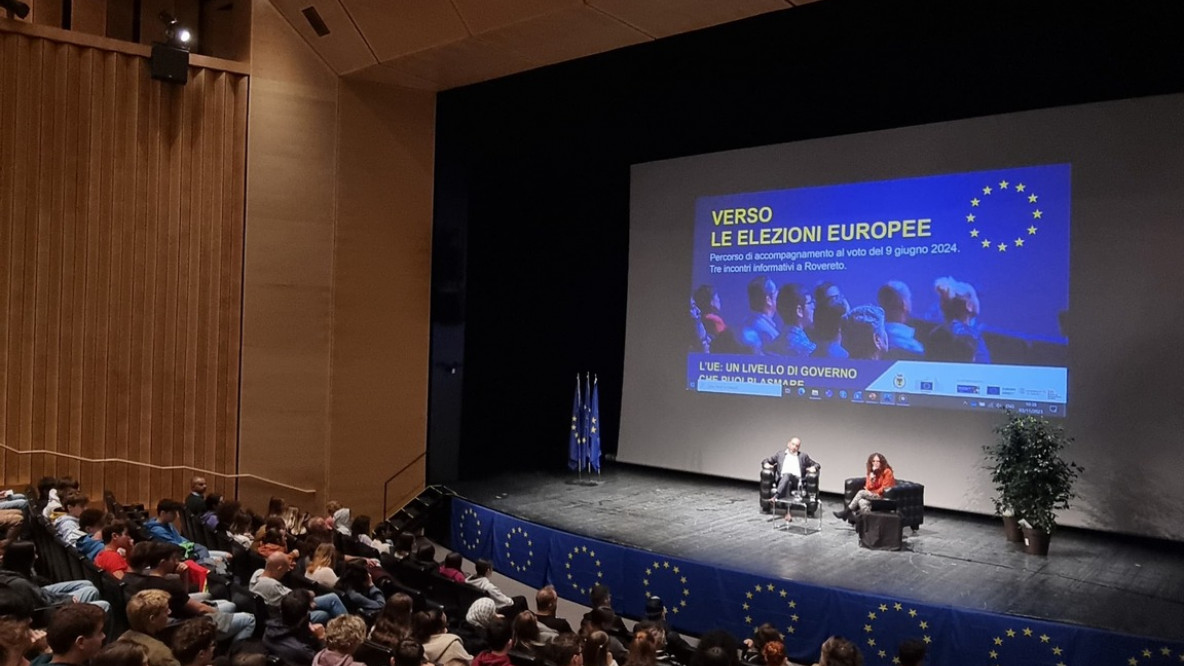 Oltre 200 studenti hanno partecipato il 3 novembre 2023 all'incontro "Verso le elezioni europee" all'auditorium Melotti di Rovereto