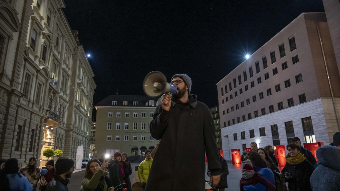 Sprecher auf der Kundgebung "no excuses"