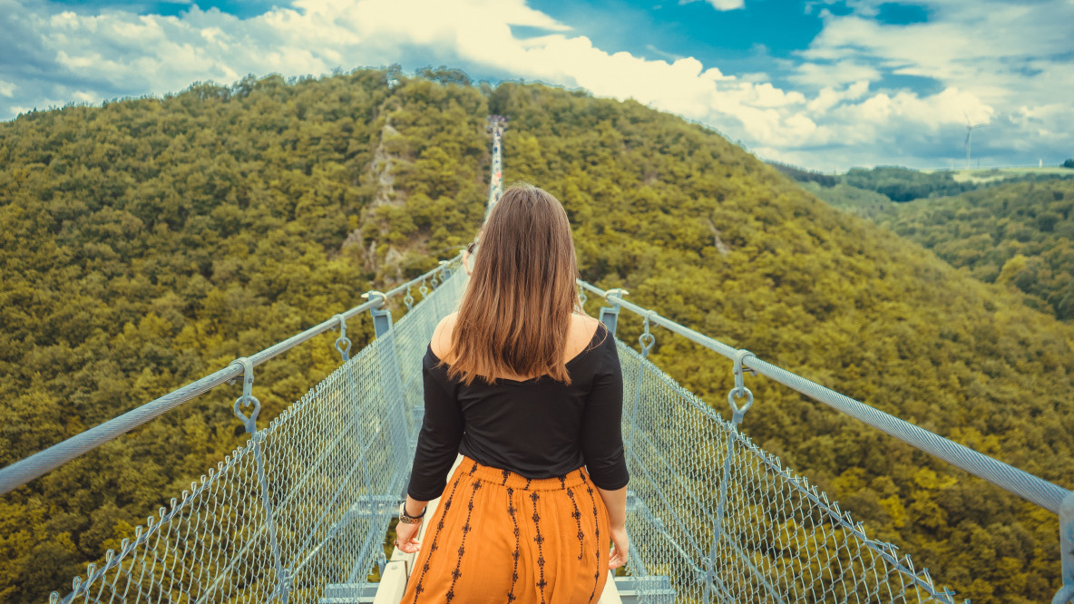 Frau, Wald, Hängebrücke