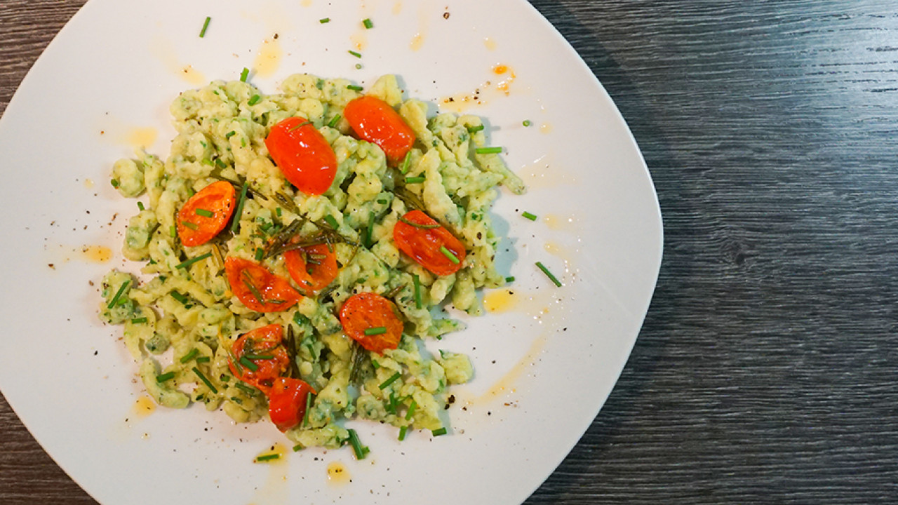 Kräuterspatzlen nach dem Rezept von Südtirol schmeckt