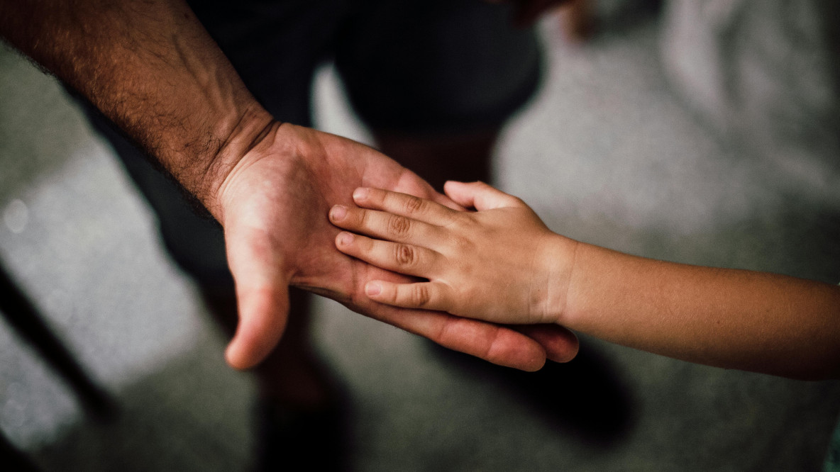 uomo papà famiglia cura