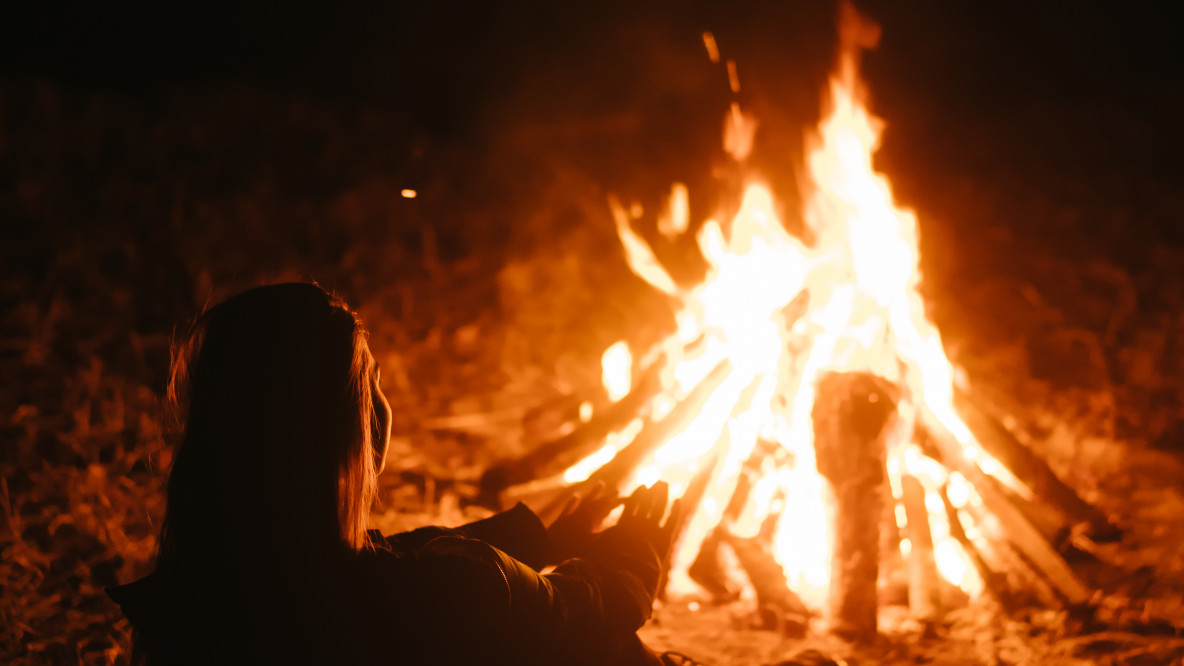 Frau am Lagerfeuer