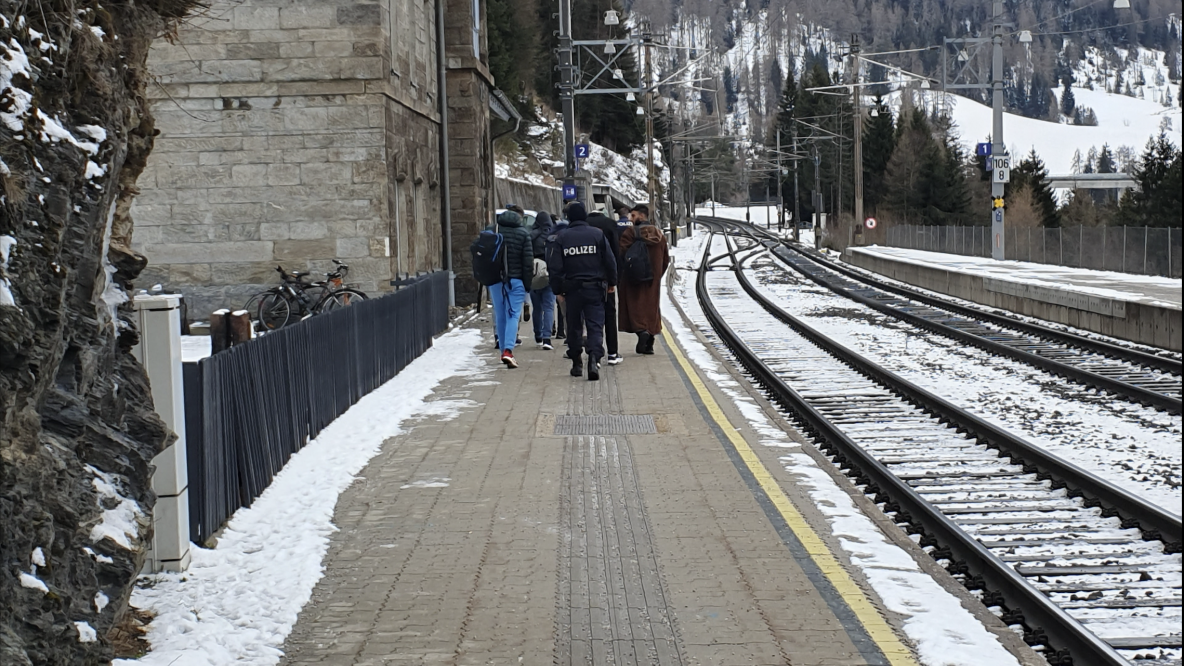 foto_5_c_alessio_giordano_la_polizia_austriaca_intercetta_un_gruppo_di_migranti_a_gries_am_brenner_respingendoli_successivamente_in_italia.jpg