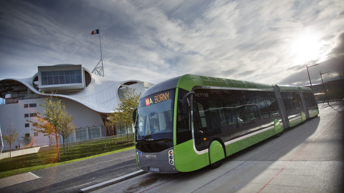 Il bus da "Mettis" VanHool Exquicity 24 metri diesel-ibrido in servizio a Metz in Francia.