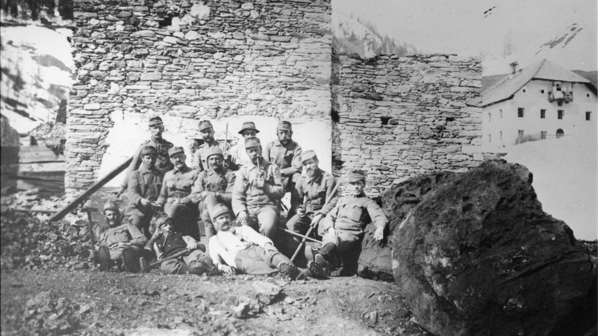 Soldaten vor dem Schmelzwerk in Prettau