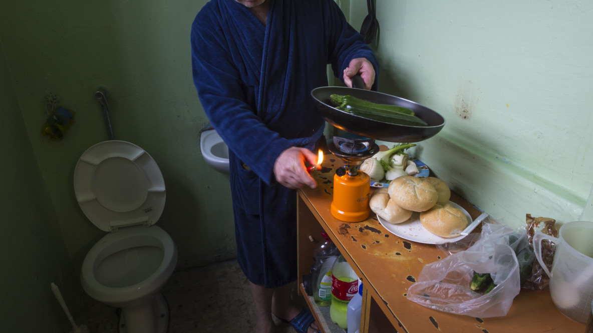 carcere interno cella cucina