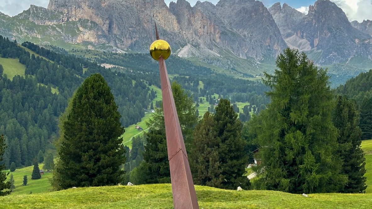 Monumentale Sonnenuhr neben der Juac-Hütte