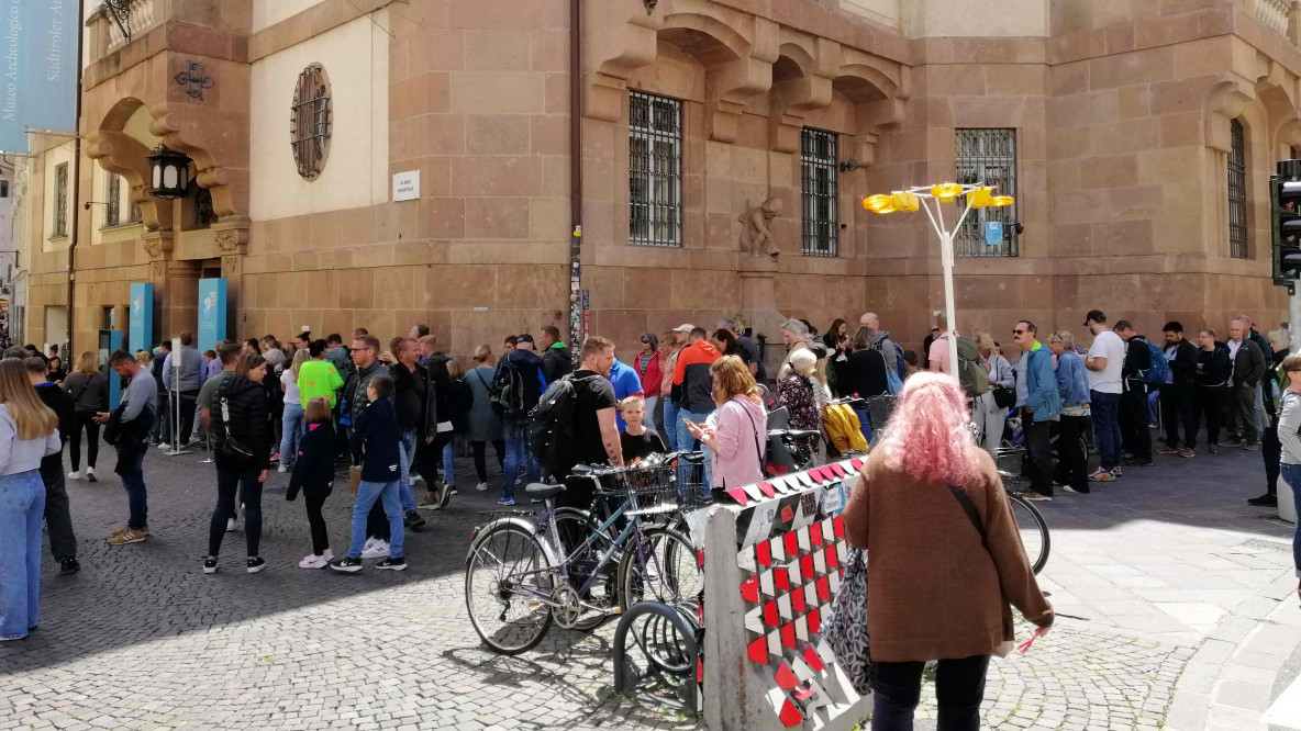 Warteschlange vor dem Südtiroler Archäologiemuseum in Bozen im Mai 2024