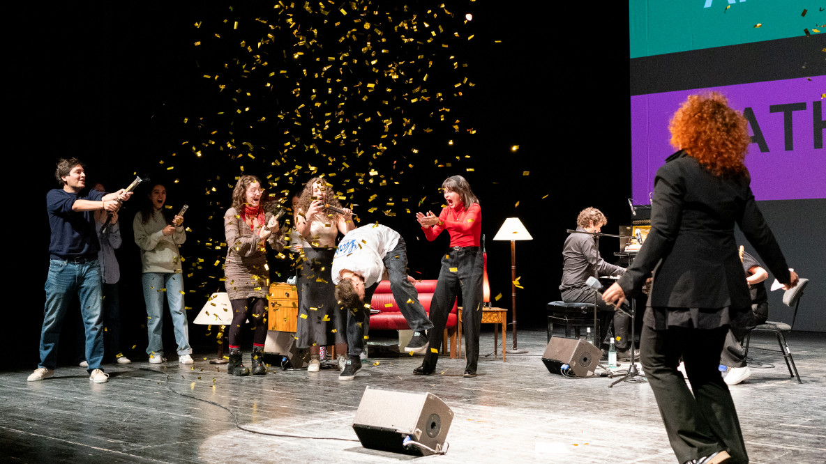 Landesmeister:innenschaft Poetry Slam 2024, Siegerfoto um Nathan der Nice