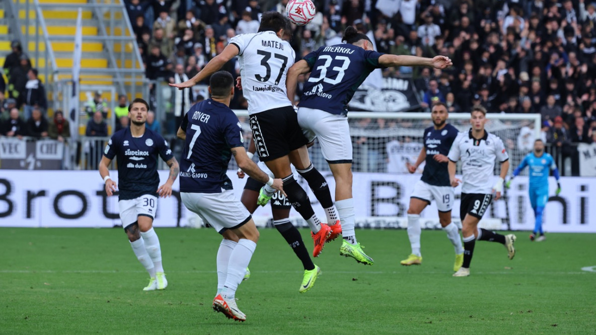 Contrasto aereo tra Alex Mateju e Silvio Merkaj
