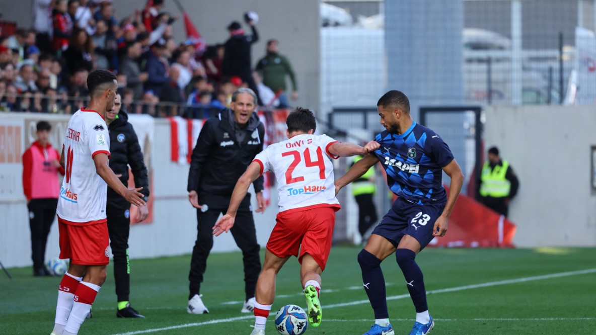 Simone Davi im Duell mit Jeremy Toljan