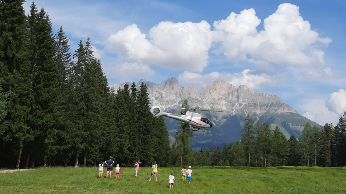 Hubschrauber-Tourismus auf der Auerlegeralm bei Aldein, Sommer 2024