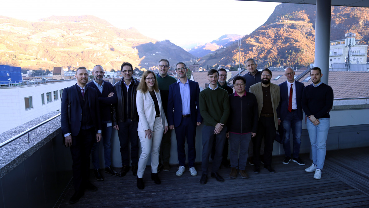 Die Gruppe, die heute an der Tagung zu Vertrauenswürdigkeit von Künstlicher Intelligenz am Campus Bozen teilgenommen hat.