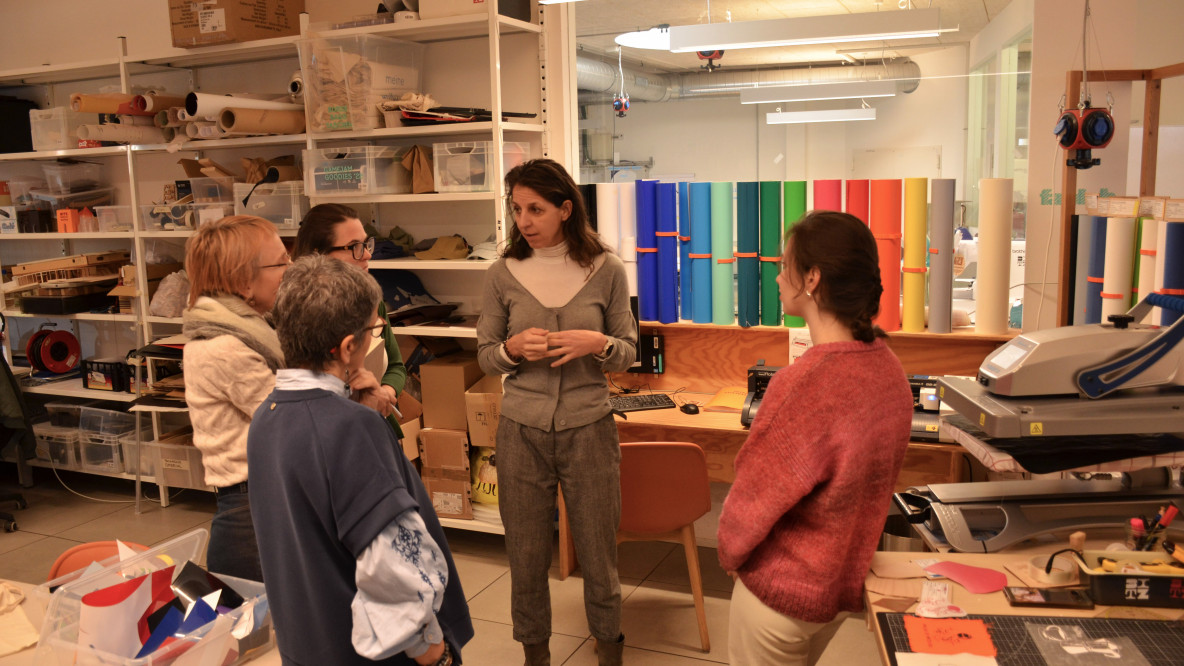 Hannelore Schwabl, Leiterin des fablabs mit Handwerker:innen aus Stilfs-