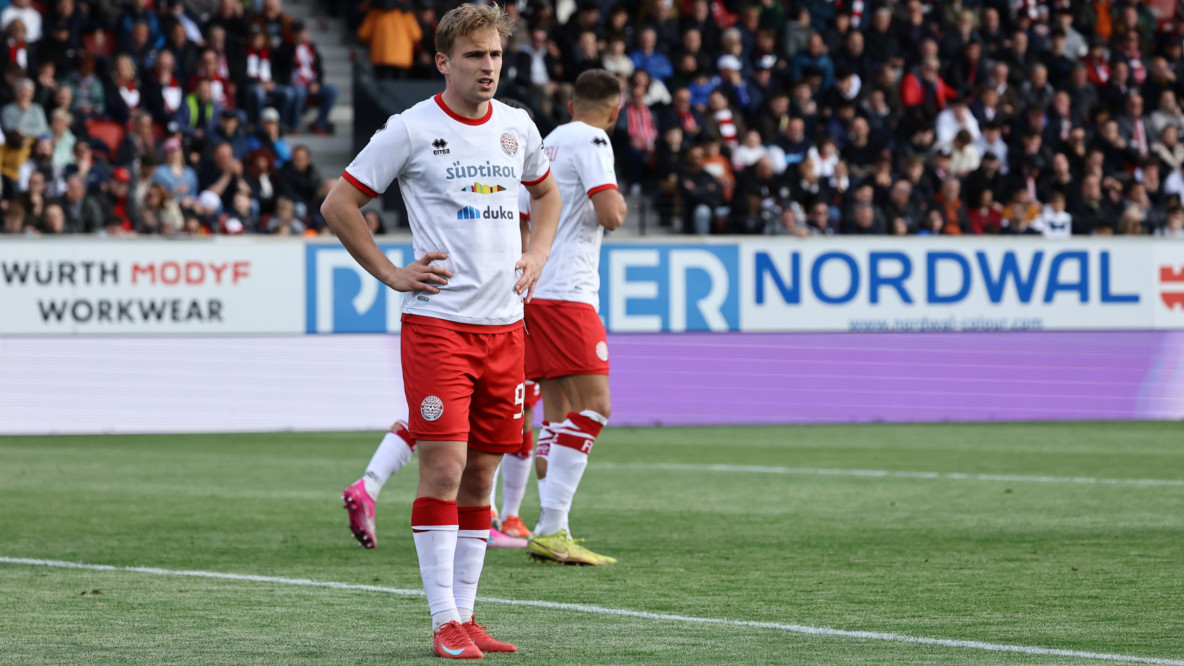 Mateusz Praszelik muss nach der zweiten Gelben Karte vom Platz