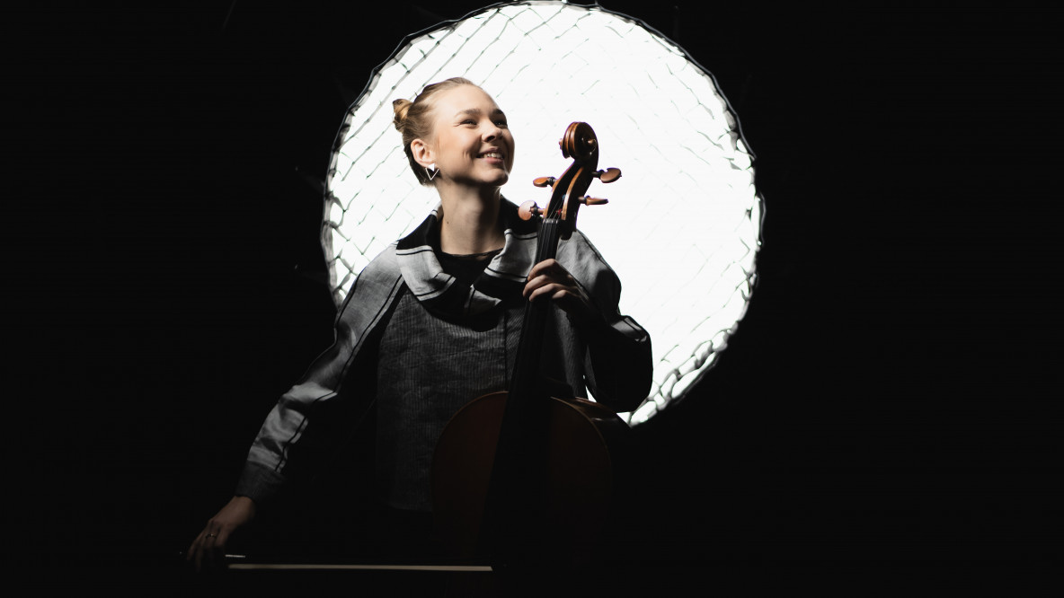 Valerie Fritz , cello