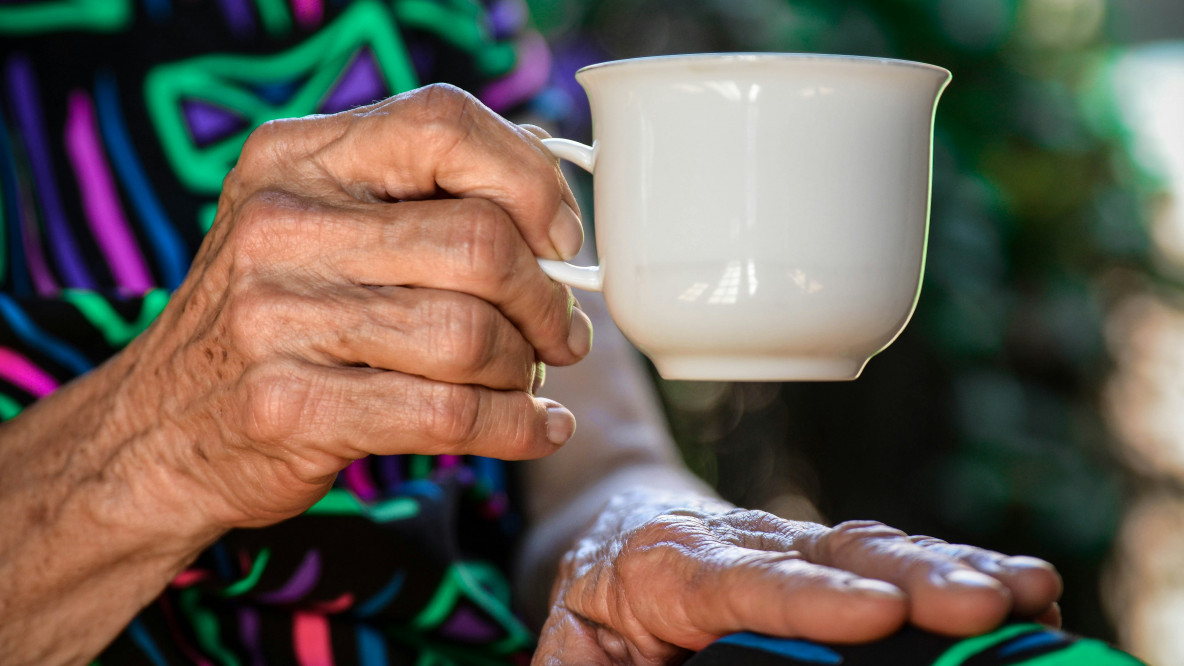 Alte Frau mit Tasse