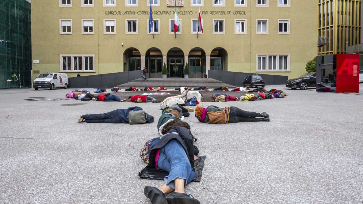 Frauenmarsch flashmob landtag