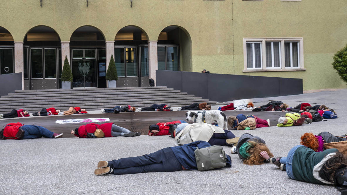 Flashmob, Frauenmarsch, Magnago Platz, Bozen