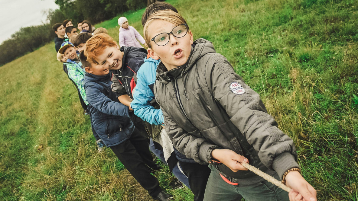 Kinder, Seilziehen
