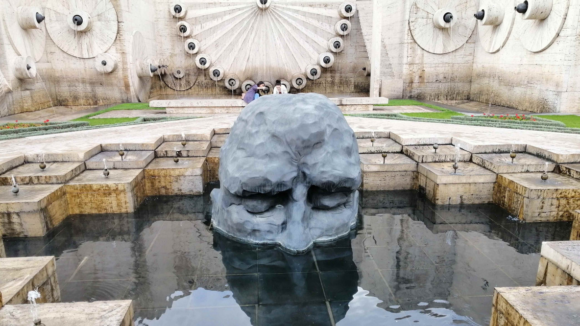 La crisi climatica riflettuta in una fontana a Yerevan, capitale dell'Armenia